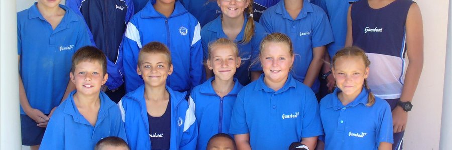 Voor vlnr is TJ du Plessis, Hayward Valentine, Gené Cornelius en Joy Hans. 2de ry vlnr is Philip Colyn, Ralph Smit, Karli-Mari Groenewald, Janka du Toit en Nel Stieger. 3de ry vlnr is Adrian Hage, Joané Cohn, Nadine Groenewald, Daniel Hanekom en George Groenewald. Ager vlnr is Nadia Pieterse, Anrie van Niekerk, Caitlyn Otto, Marzhan Roux, Bianca Heydenrych en Dehan Botha.